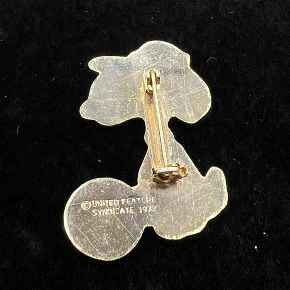 Snoopy Tennis Rack Sports Pin Vintage United Feature Syndicate 1972 Peanuts - Picture 2 of 2